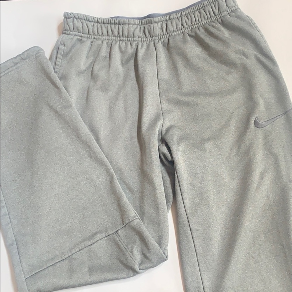Nike thermal fit straight leg sweats, size small